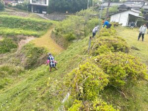 令和7年12月14日（日）高千穂町押方地区五ケ村東集落「町道草刈り及び側溝清掃」のお手伝い