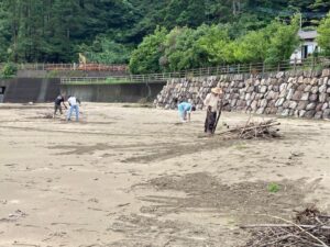 令和7年6月29日（日）日南市富土地区「富土海水浴場開設前の海岸清掃」のお手伝い