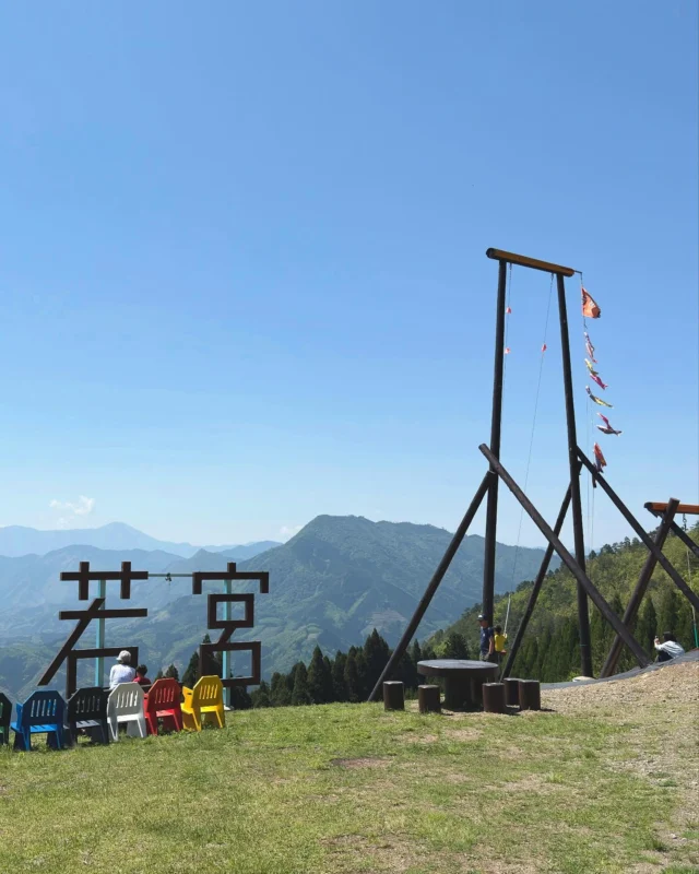 .
\ ⛰️若宮地区の県内最大ブランコ⛰️ /

📍#美郷町 

若宮造次郎公園は標高733mの山頂にあり、県内最大のブランコが楽しめます🙌

楽しい遊具というだけでなく、住民有志の方々アイデアから地元のプロフェッショナルが集結し、地元産の杉を使用して作られたものなんです✨

ブランコの高さは5mと10mの2つあり、それぞれ違った景色が楽しめますね😆

現地へのアクセス方法は下記のHPに記載されています！
<a rel=