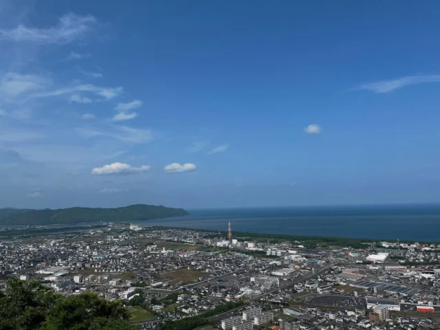 .
\ 🫶出逢いの聖地　愛宕山展望台🫶 /

📍#延岡市 

天孫ニニギノミコトとコノハナサクヤヒメが出逢い結婚したという伝説がある愛宕山はデートスポットとして人気のスポットです🥰

展望台からは延岡市が一望でき、お昼はもちろん、夜は「日本夜景遺産」や「日本百名月」にも認定されるほど綺麗な景色を見ることができます🌃

周辺には神社がいくつもあり、訪れる方もたくさんいらっしゃるそうです😌

綺麗な夜景はぜひ皆さんの目で確かめられてください🌟

#miyazaki_coutryside #宮崎暮らし#田舎暮らし #地域活性化 #地域資源ブランド
